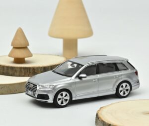Audi Q7 – Floret Silver –  1:43