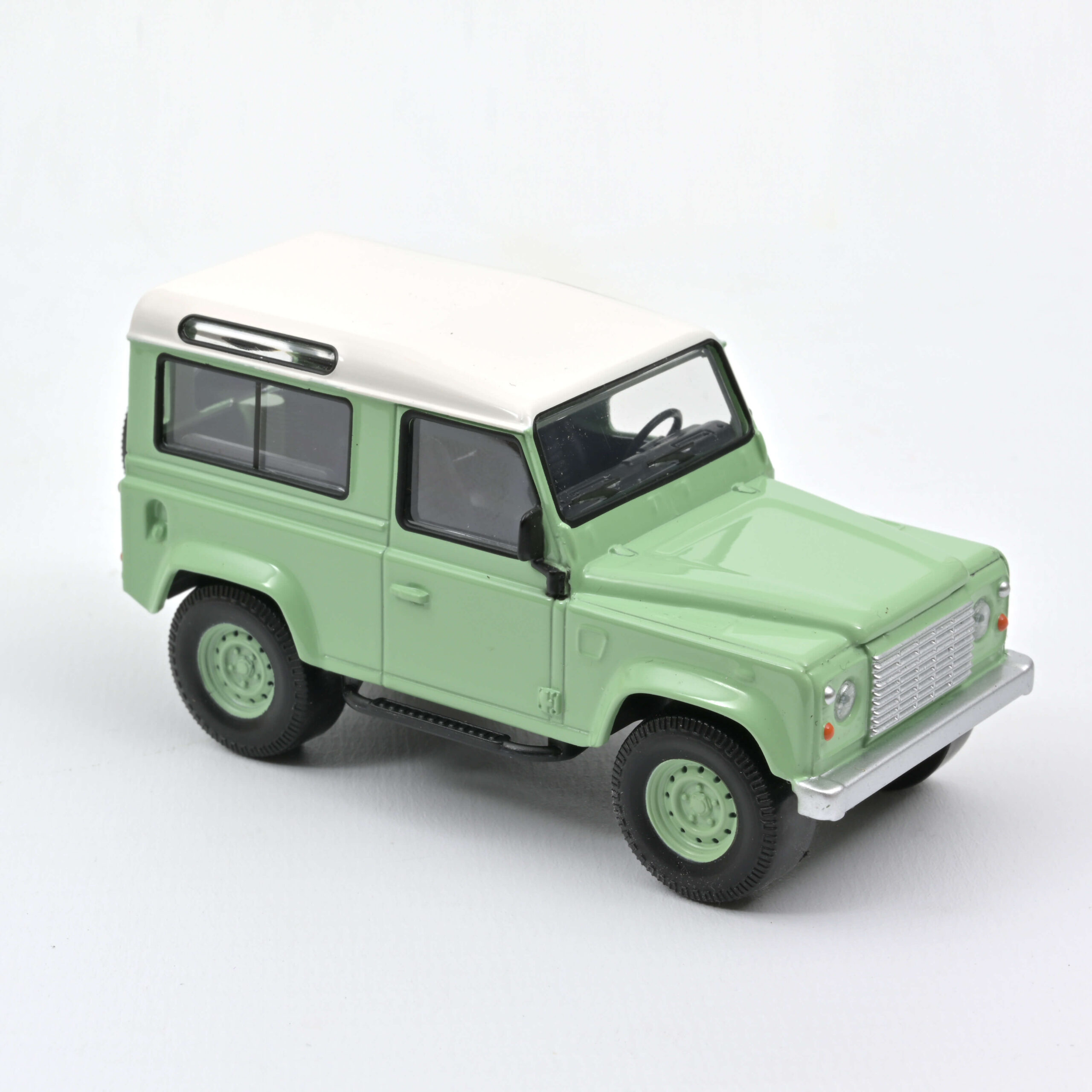 Land Rover Defender 1995 – Green & White