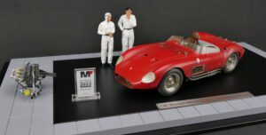 CMC Maserati 300 S “Dirty Hero®”                                                                                                                  + 2 figurines + engine + miniature trophy + showcase