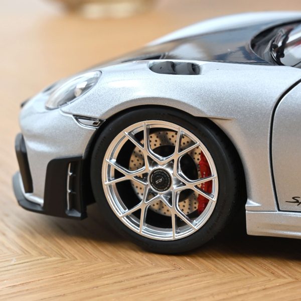 Porsche 718 Spyder RS w/ Weissach Pack 2023 GT-Silvermetallic - Slika 4
