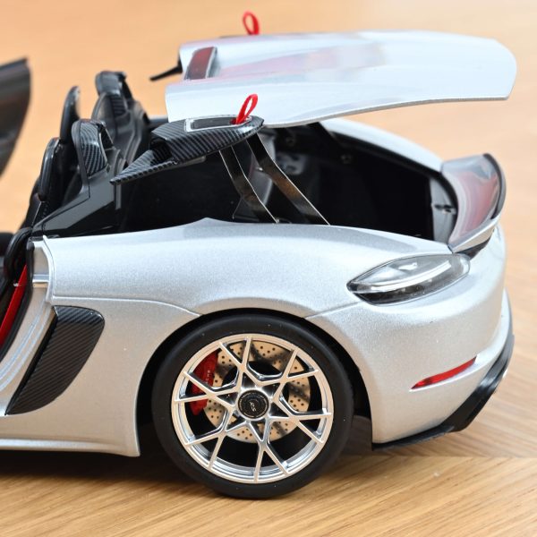 Porsche 718 Spyder RS w/ Weissach Pack 2023 GT-Silvermetallic - Slika 5