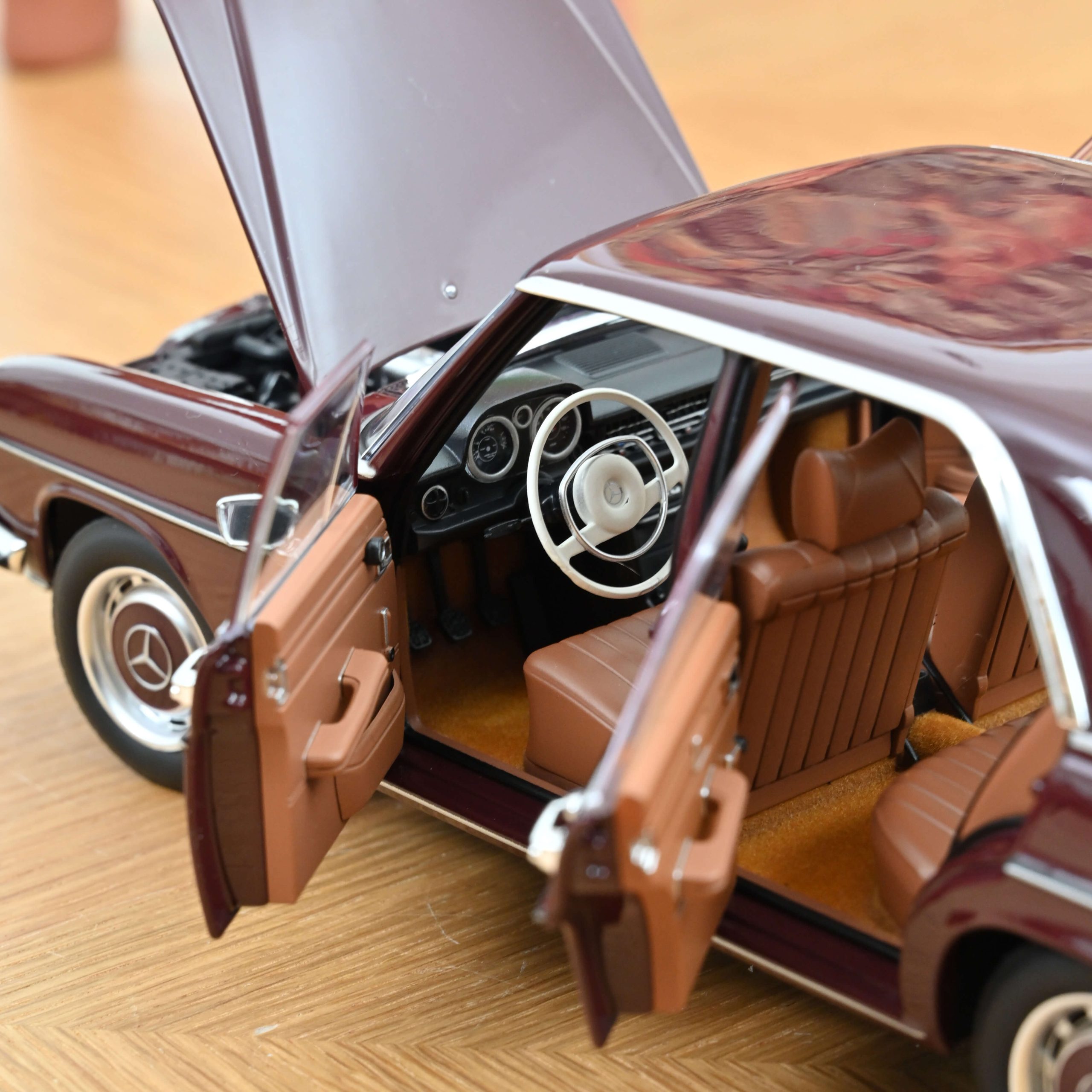 Mercedes-Benz 200 (W115) 1968 Dark Red Brown - Slika 3