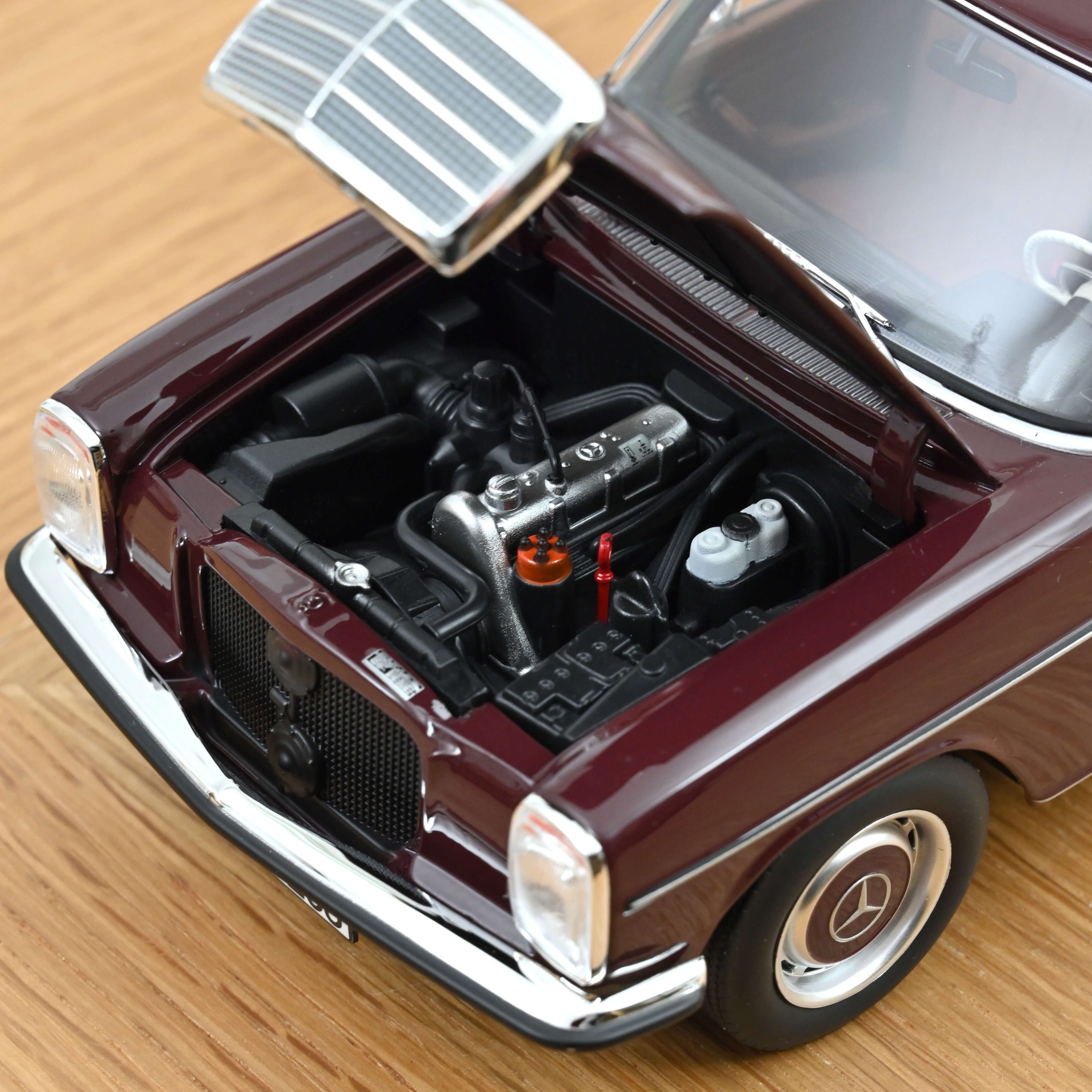 Mercedes-Benz 200 (W115) 1968 Dark Red Brown - Slika 4
